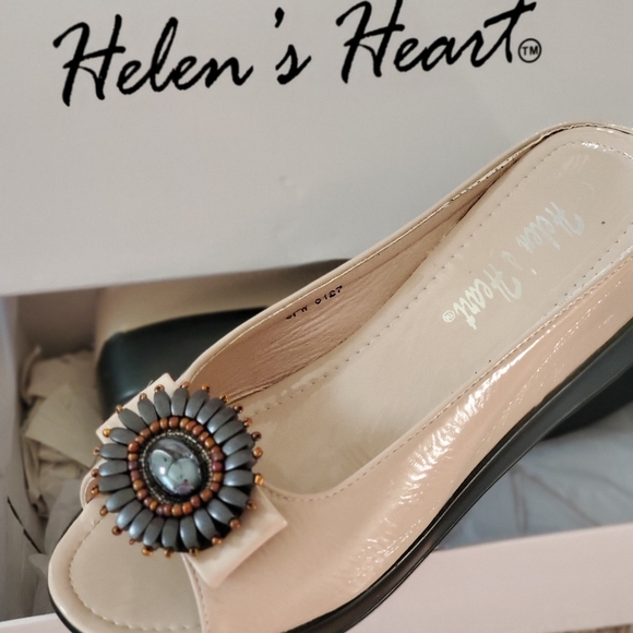 2 PAIRS OF GORGEOUS SPRING SLIDES - Picture 4 of 4